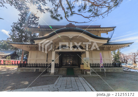 春の米沢城跡に建つ稽照殿 21255172