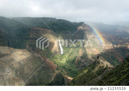 ワイメアキャニオンに掛かる虹、カウアイ島、ハワイ 21255520
