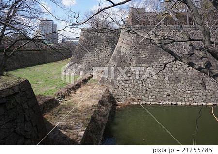 大阪城公園 内堀の空堀部との境となる段差の写真素材