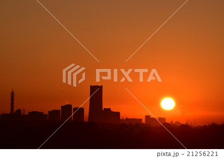 朝日を浴びて真っ赤に染まるみなとみらい地区 21256221