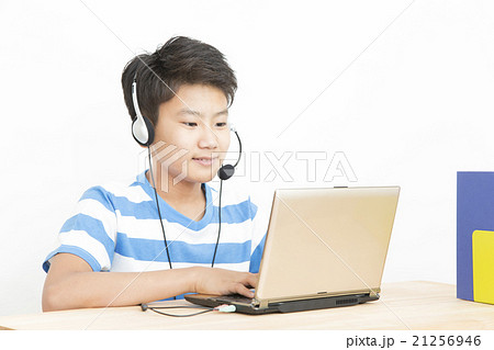 パソコンで英会話をする男の子　パソコン　中学生　小学生　テレビ電話　英会話　チャット 21256946