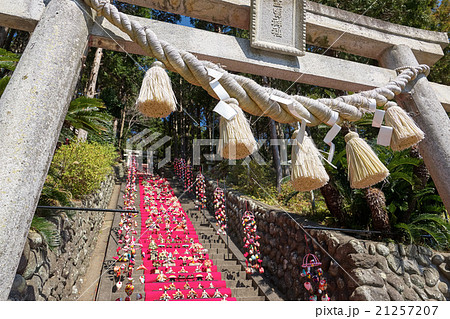 伊豆稲取の雛祭り 素盞嗚 スサノオ 神社の鳥居と注連縄 静岡県の写真素材