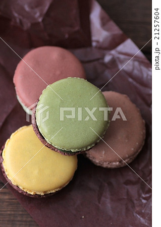 グラシンペーパーに乗せたチョコレートとピスタチオのマカロン 21257604