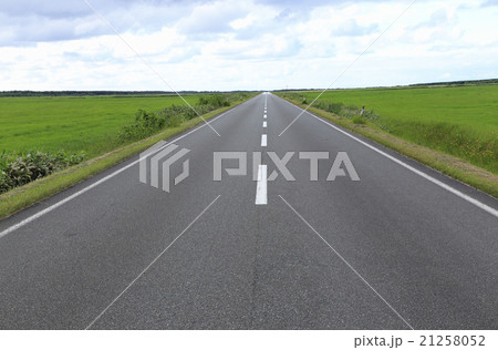 7月 北海道のまっすぐな道 オホーツク沿岸の広大な風景 の写真素材