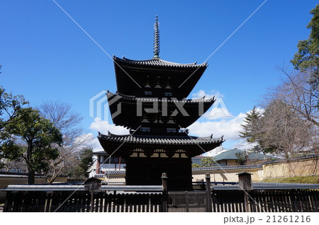 【世界遺産 古都奈良の文化財】興福寺 国宝三重塔と早春の青空 奈良県奈良市 【世界遺産 古都奈良の文化財】興福寺 国宝三重塔と早春の青空 奈良県奈良市 21261216