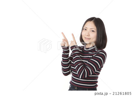 指差しポーズの若い女性 21261805