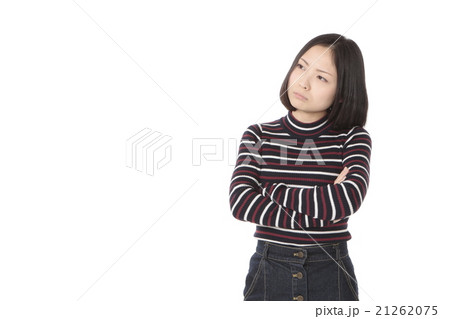 腕組みポーズの若い女性 21262075