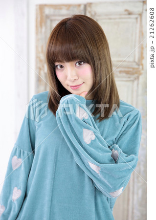 若い女性　ヘアスタイル 21262608