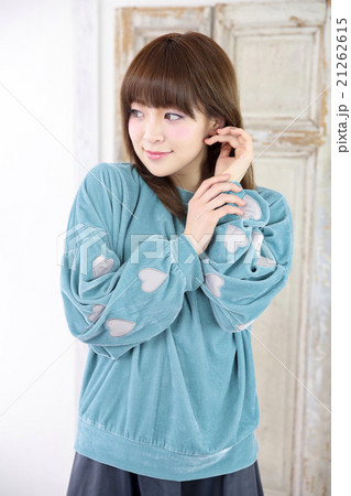 若い女性　ヘアスタイル 21262615