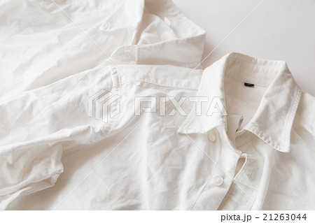 皺だらけの白いシャツ 白バックの写真素材