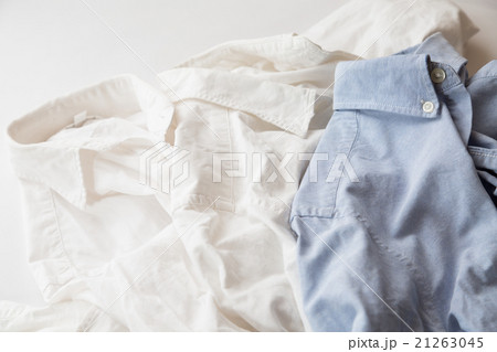 皺だらけの白いシャツ　白バック 21263045