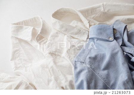 皺だらけの白いシャツ　白バック 21263073