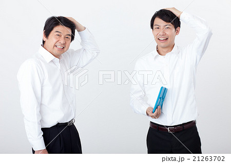 ヘアケアーをする親子　2人 21263702