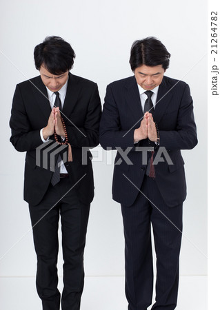 通夜でお悔みをするビジネスマン 通夜でお悔みをするビジネスマン 21264782