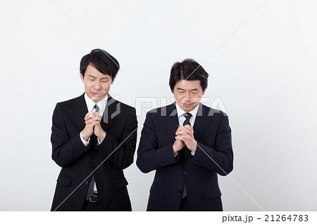 神前でお悔みをするクリスチャン 21264783