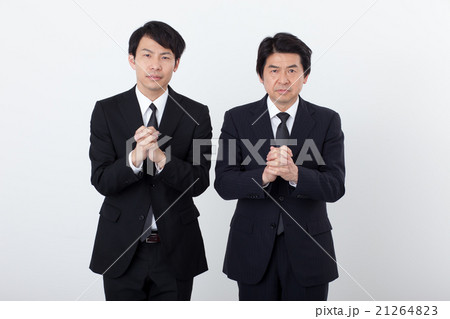 神前でお悔みをするクリスチャン 21264823