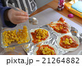 子供と餃子の皮でピザ作り 21264882