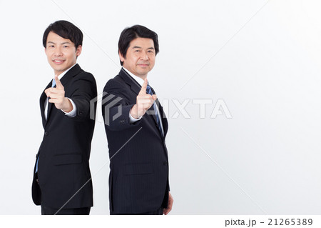 指さしするビジネスマン 2人の写真素材