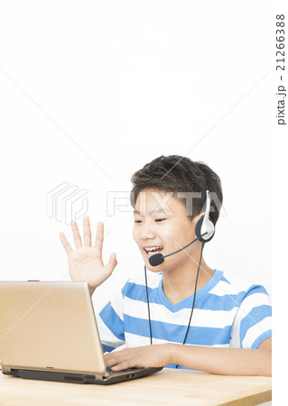 パソコンで英会話をする男の子 パソコン 中学生 小学生 テレビ電話 英会話 チャット パソコンで英会話をする男の子 パソコン 中学生 小学生 テレビ電話 英会話 チャット 21266388