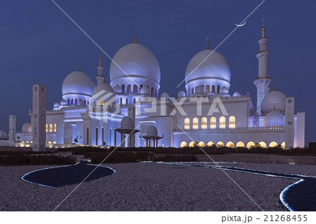 Sheikh Zayed Mosque at night 21268455