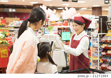 スーパーのレジで買物する親子の写真素材