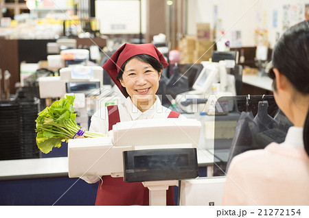スーパーのレジ係の女性 21272154