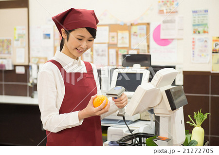 スーパーのレジで働く女性 スーパーのレジで働く女性 21272705