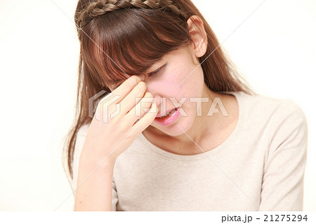 疲れ目に苦しむ女性 21275294