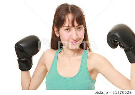 ガッツポーズを決める女性ボクサー ガッツポーズを決める女性ボクサー 21276628