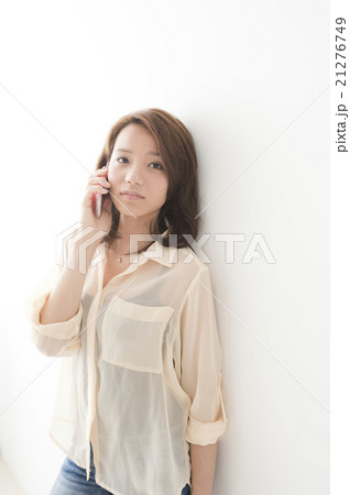 電話をする女性（20代） 21276749