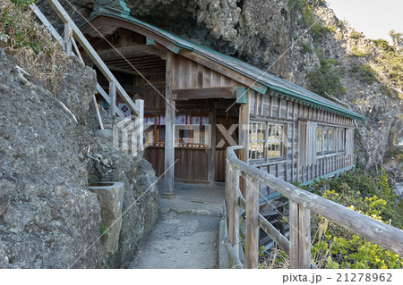 石廊崎の断崖に建つ石室神社、静岡県 21278962