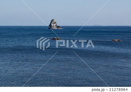 神子元島を遠望する南伊豆町大瀬の海、静岡県 21278964