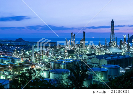 和歌山県有田市初島 東燃ゼネラル石油和歌山工場 夜景の写真素材