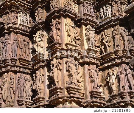 カジュラーホー寺院群の西の寺院群のミトゥナ像 21281399
