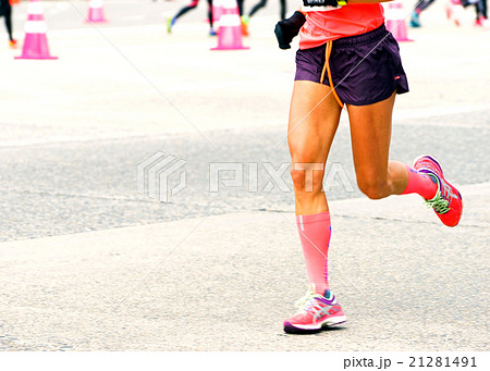 女子マラソン ランナーの脚の写真素材