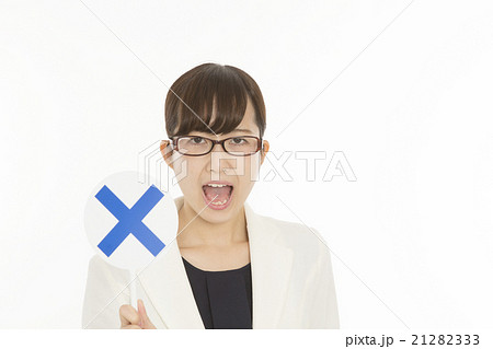 ×を出す女性 眼鏡 白スーツ ×を出す女性 眼鏡 白スーツ 21282333