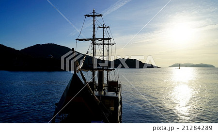 瀬戸内海から登る朝日と船 21284289