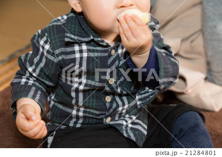 りんごを食べる幼児 21284801