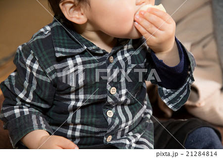 りんごを食べる幼児 21284814