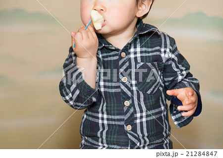 りんごを食べる幼児 21284847