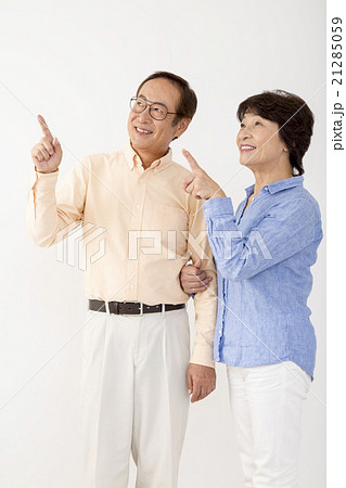 シニア夫婦の斜め上指差し シニア夫婦の斜め上指差し 21285059