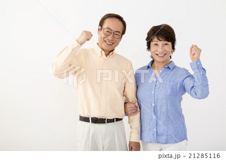 ガッツポーズをするシニア夫婦 21285116
