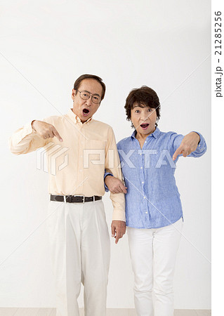 下を指をさすシニア夫婦 21285256