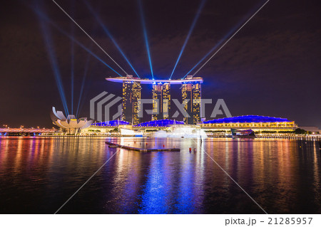 シンガポールのマリーナベイ サンズのレーザーショーの写真素材