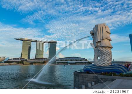 シンガポールのマリーナベイ サンズとマーライオンの写真素材