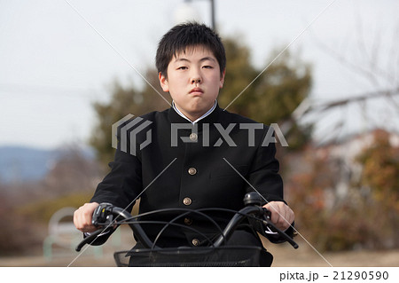 学生服を着て自転車通学をする男子中学生 学生服を着て自転車通学をする男子中学生 21290590