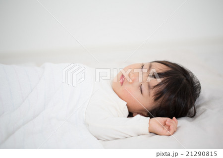 お昼寝する赤ちゃん お昼寝する赤ちゃん 21290815