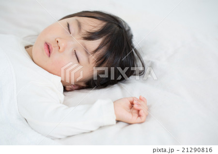 お昼寝する赤ちゃん お昼寝する赤ちゃん 21290816