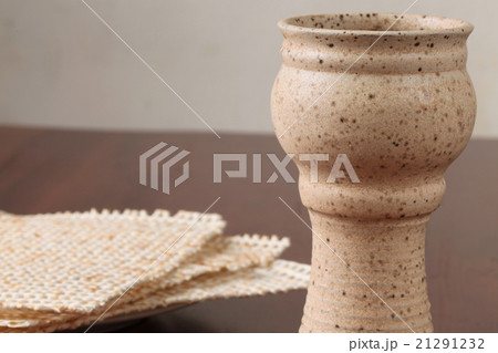Wine and matzo 21291232