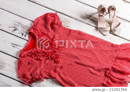 Short ripple dress and footwear. 21291764